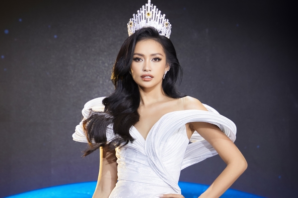 Ngọc Châu làm host, chiếm spotlight của thí sinh Miss Cosmo Vietnam 2023
