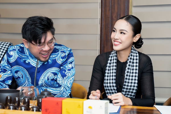 Á hậu Thủy Tiên chấm thi thuyết trình trang phục dân tộc Miss Cosmo Vietnam 2023