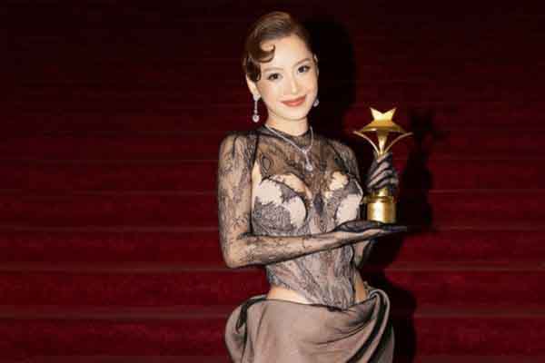 Chi Pu quyến rũ hút mắt trên thảm đỏ, xuất sắc nhận giải 'Nữ diễn viên được yêu thích nhất'