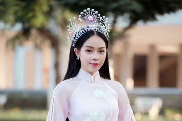 Cận cảnh nhan sắc trong trẻo của Hoa hậu Thanh Thủy khi về trường