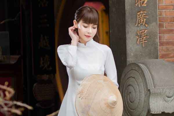 Hoa hậu Hải Dương diện áo dài nền nã