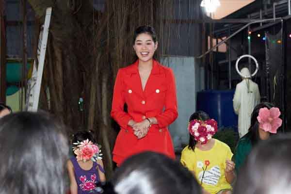 Hoa hậu Khánh Vân đến thăm các em nhỏ ngôi nhà OBV