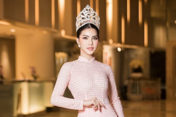 Hoa hậu Loan Vương diện áo dài nền nã chấm thi quốc tế