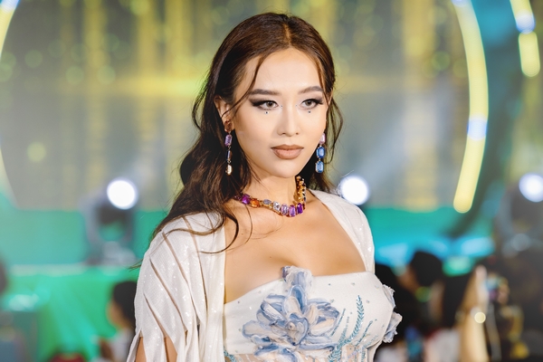 Á hậu Miss Charm Olivia Tan quyến rũ trong thiết kế Ivan Trần