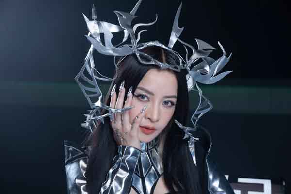 Có gì hay trong MV 'Miss Showbiz' của Chi Pu?
