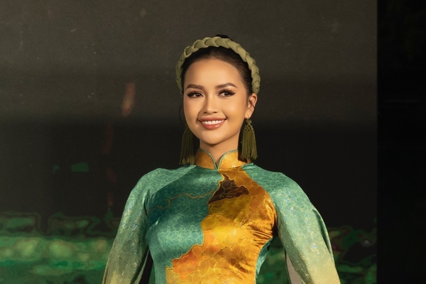 Hoa hậu Ngọc Châu tự hào trình diễn áo dài tại quê nhà
