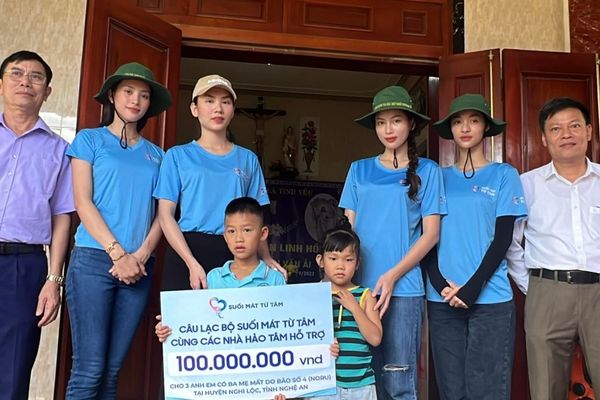 Hồ Minh Mẫn diện phục trang của cố nghệ sĩ Anh Vũ chào sân 'Cười xuyên Việt 2022'