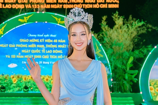 Bảo Ngọc xuất hiện như nữ hoàng tại Lễ hội Bánh dân gian Nam bộ 2023