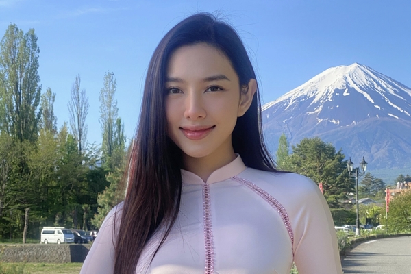 Thùy Tiên mặc áo dài khoe sắc tại núi Phú Sĩ