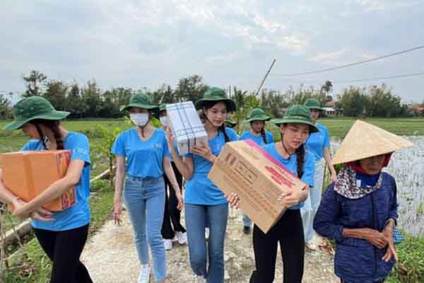 Dàn hậu khuân vác gạo gửi tặng bà con Quảng Nam gặp ảnh hưởng từ bão số 4