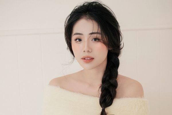 Hương Ly là nữ ca sĩ có lượt view YouTube cao nhất Việt Nam