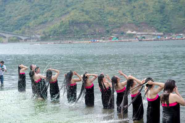 'Miss Tourism World 2022' khám phá di sản văn hóa tại Sơn La