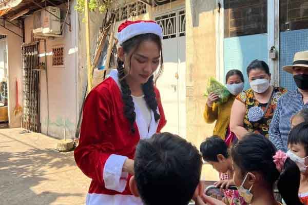 Mai Phương hóa 'bà già Noel' phát quà tại 'xóm chạy thận'