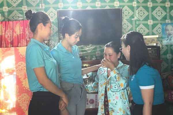 Hoa hậu Thiên Ân và Hoa hậu Thanh Thủy đến thăm gia đình bé Hạo Nam tại Đồng Tháp