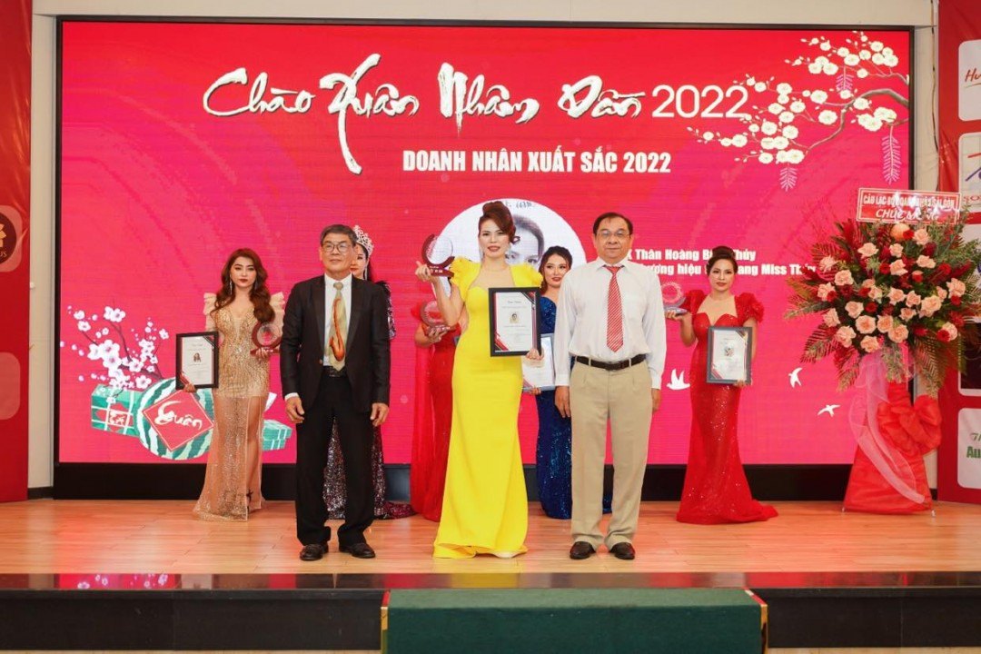 Doanh Nhân - NTK Thân Hoàng Bích Thủy vinh dự được vinh danh tại Gala Chào Xuân Nhâm Dần 2022