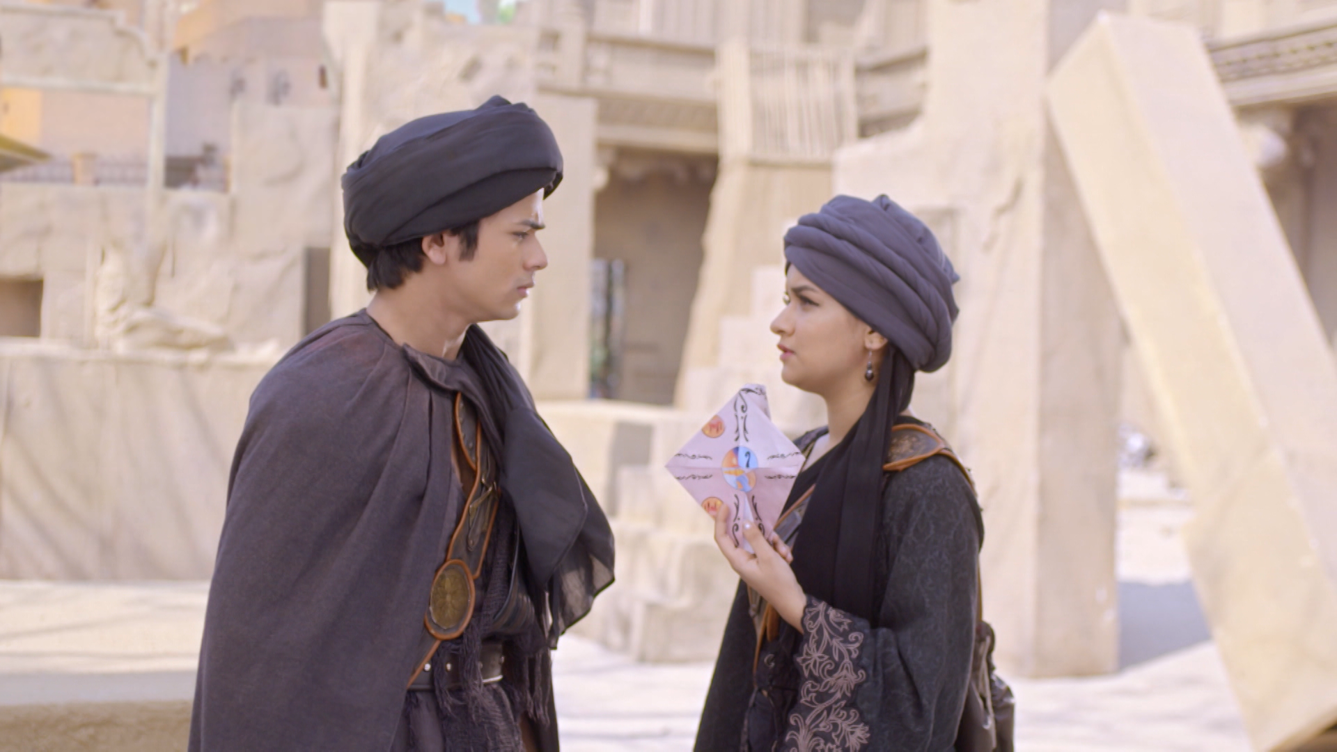 Cặp đôi diễn viên chính trong Aladdin và cây đèn thần dính tin đồn “phim giả tình thật”