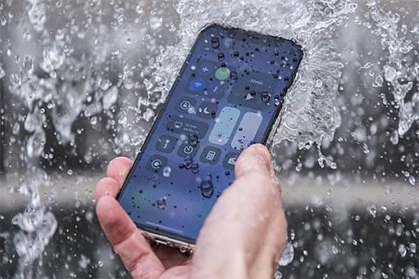 Tính năng chống nước trên các thiết bị điện tử có thần kì như quảng cáo?