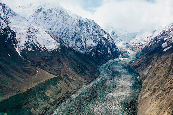Thú vị sông băng hai màu trắng, đen ở đất nước Pakistan