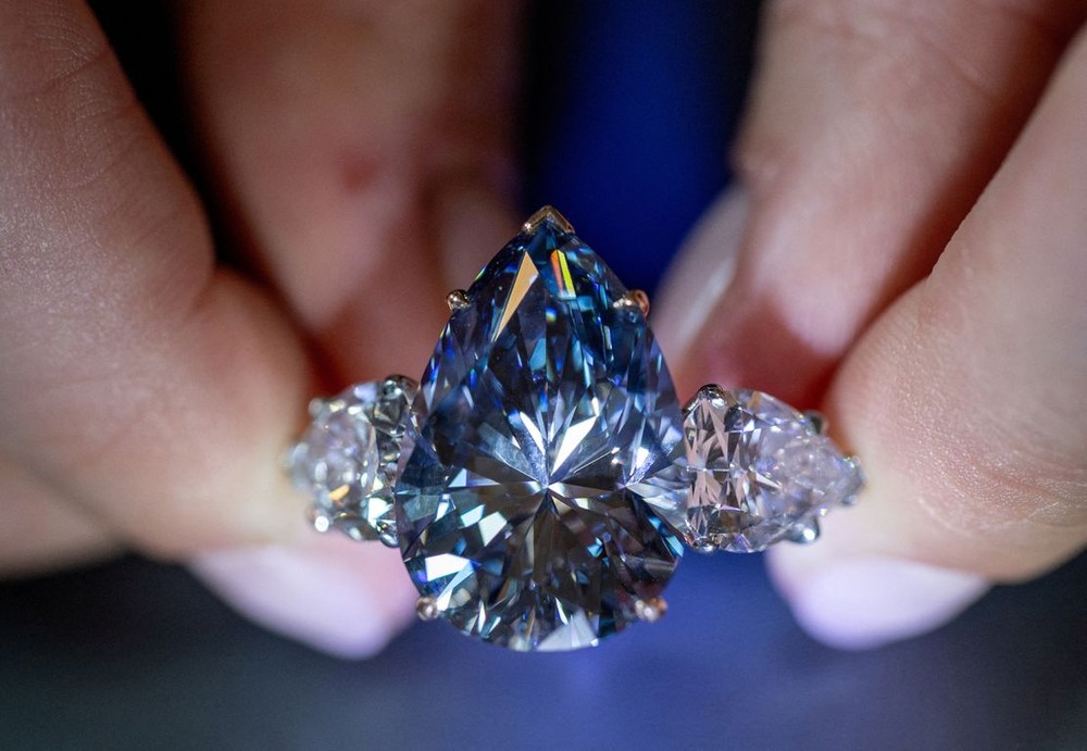 Viên kim cương xanh lam lớn nhất thế giới được đấu giá 44 triệu USD