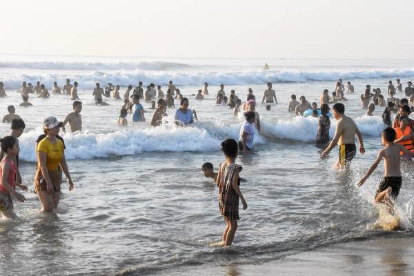 Bãi biển miền Trung chật kín người tắm biển đón bình minh