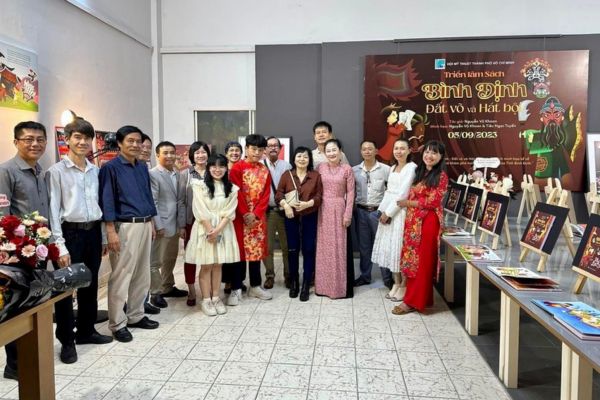 Nam sinh ra mắt sách song ngữ về di sản văn hóa phi vật thể Việt Nam