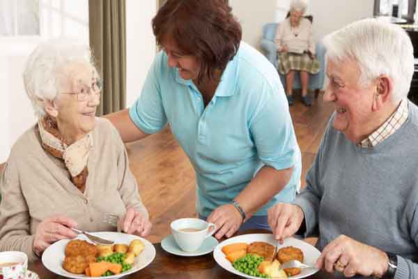 Cần chú ý điều gì về chế độ dinh dưỡng cho người cao tuổi?