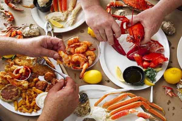 Người mắc bệnh gout có thật sự cần kiêng ăn hải sản khi đi du lịch biển?