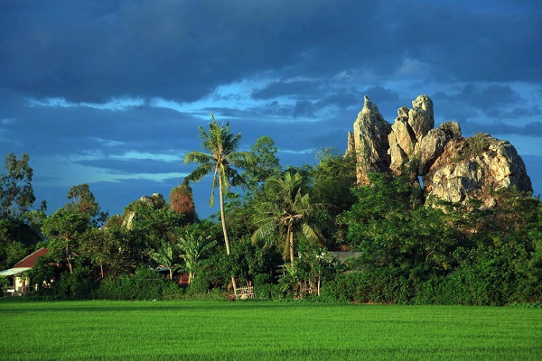 Khám phá kỳ quan 'đá khổng lồ' giữa đồng lúa ở Phú Yên