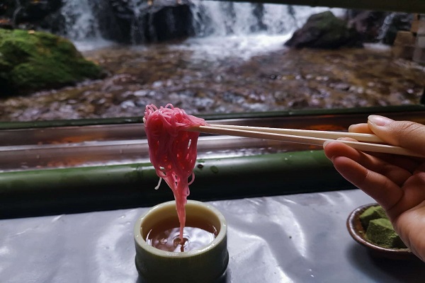 Mì trôi ống tre - món ăn truyền thống độc đáo của người Nhật