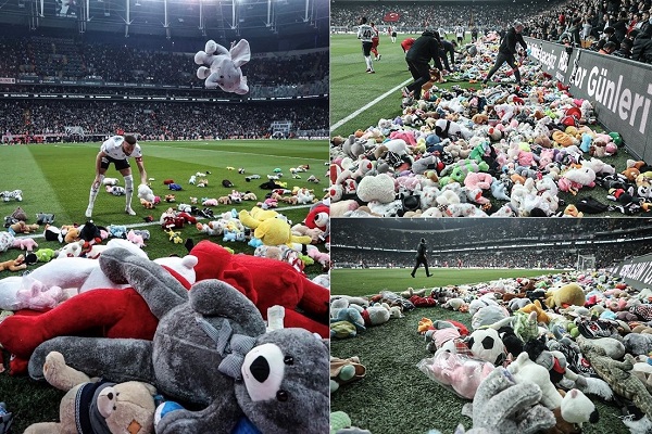 ‘Mưa gấu bông’ xuất hiện trên sân vận động Thổ Nhĩ Kỳ 