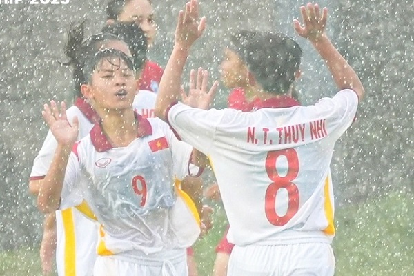 'Hai cơn mưa' trong trận đấu ra quân của U.19 nữ Việt Nam ở Giải U.19 nữ Đông Nam Á