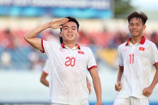 ‘Cay cú’ vì mất chức vô địch, CĐV Indonesia 'tấn công' trang cá nhân của hậu vệ U.23 Việt Nam