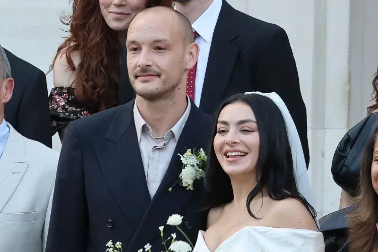 Charli XCX lên xe hoa cùng tay trống The 1975 trong lễ cưới giản dị nhưng đầy ấm áp