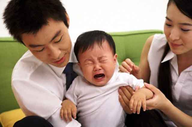 Cha mẹ sẽ xử trí như thế nào khi con khóc ăn vạ mãi không dứt?