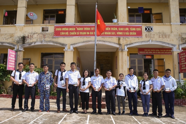 Sách quý đến tay Hòn Khoai – Đảo xa nhất cực Nam Tổ quốc