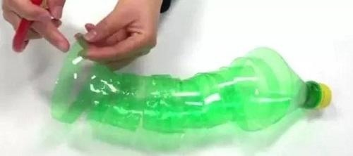 Gỡ sạch tóc rối trong cống bằng một chai nhựa