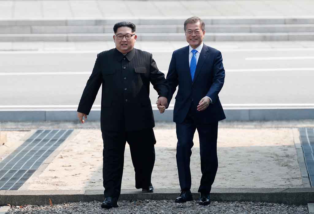 Khoảnh khắc lịch sử: Lần đầu tiên Kim Jong Un đi bộ qua biên giới