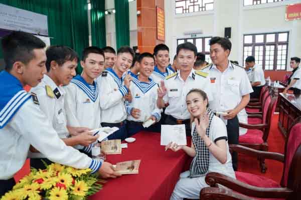 Sách quý đến tay cán bộ, chiến sĩ Vùng 5 Hải quân - Phú Quốc (Kiên Giang)