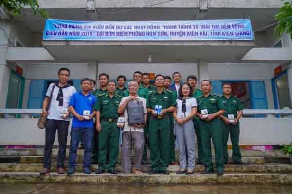 Sách quý sẽ giúp các chiến sĩ đồn biên phòng Hòn Sơn lập nghiệp khi ra quân