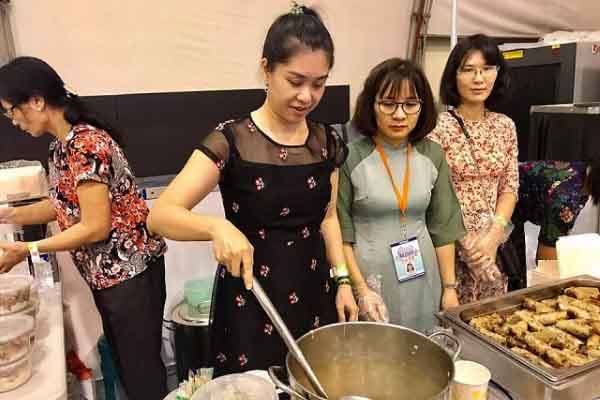 Khách xếp hàng mua nem và phở Việt tại hội chợ Philippines