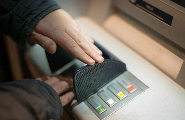 Thực hư mẹo gặp cướp tại ATM có thể bấm ngược lại mã PIN để báo công an