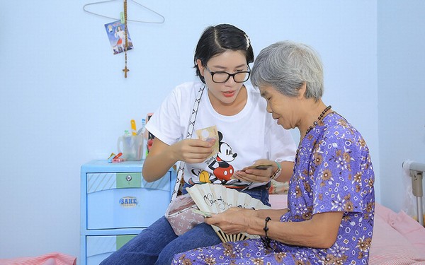 Trang Trần tặng quà cho các cụ già neo đơn
