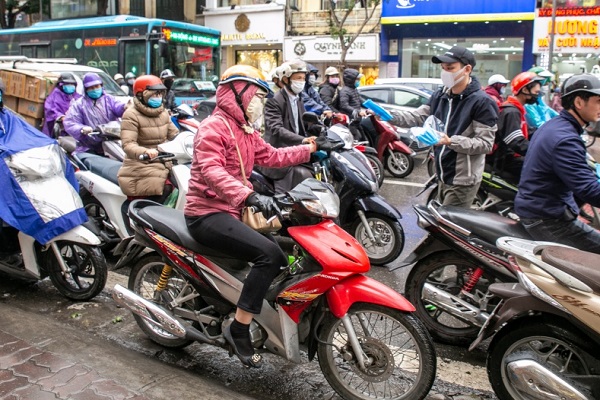 Khắc Việt mua 30.000 khẩu trang phát miễn phí cho người dân 
