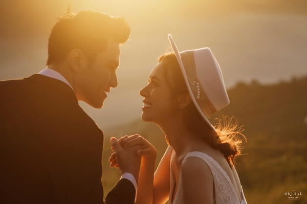 Ngắm bộ ảnh cưới lãng mạn của 'Mỹ nam điện ảnh' Minh Anh và vợ 9x