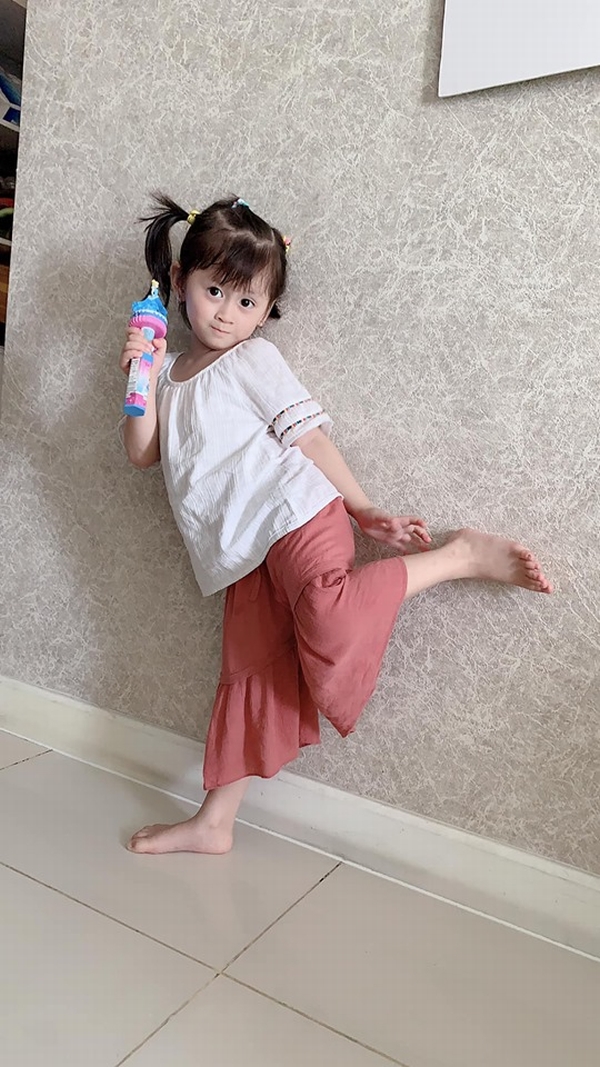 Gần 4 tuổi, con gái Trang Trần đã bộc lộ tố chất người mẫu
