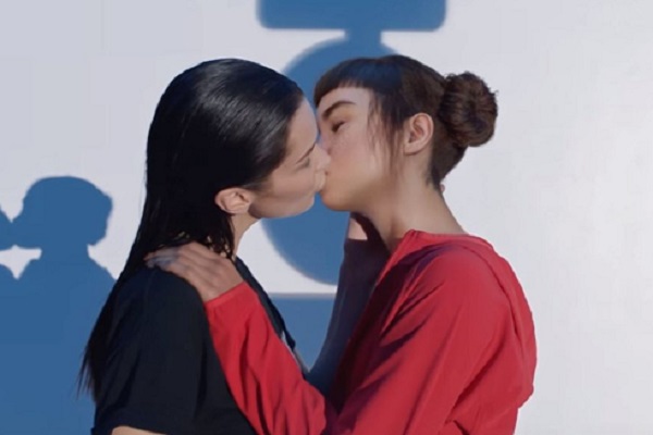 Thương hiệu Calvin Klein bị tẩy chay vì quảng cáo đồng tính phản cảm