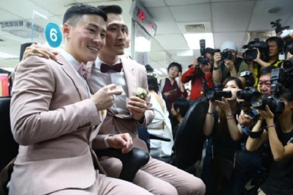 Khoảnh khắc hạnh phúc của những cặp đôi đồng tính được đăng ký kết hôn hợp pháp tại châu Á
