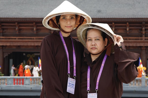 Á hậu Trương Thị May cùng mẹ tham dự Đại lễ Phật đản Vesak LHQ 2019