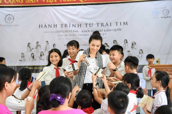 Hành trình trao sách quý đến các xã đảo xa xôi vùng biển phía Bắc