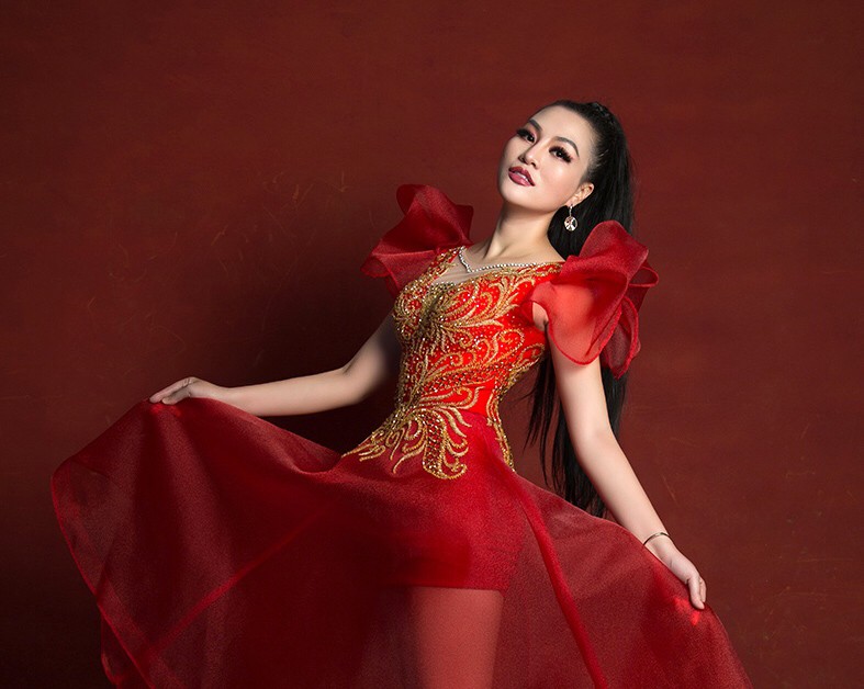 Nữ hoàng Trần Huyền Nhung gợi cảm với bộ đầm đỏ của NTK Tuấn Hải khiến quý ông mê mệt